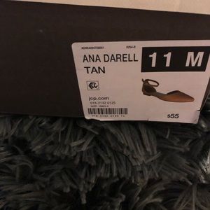 Woman’s Tan Flats Size 11